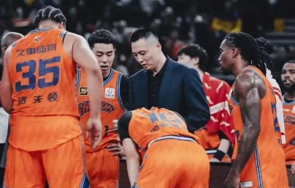 创牛配资 只差官宣！上海男篮和洛夫顿完成续约，场均25+12+6年薪160万美元